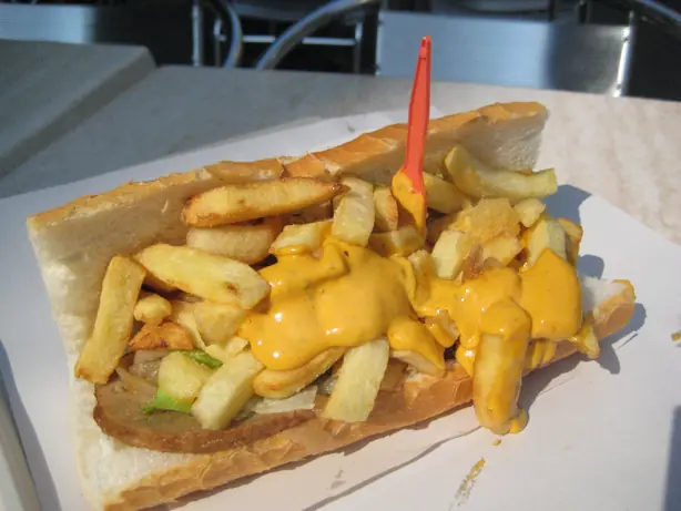 Foto von Mitraillette - Das legendäre belgische 'Maschinengewehr'-Sandwich – fertig angerichtet