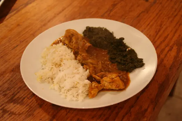 Foto von Moamba de Galinha - Angolas Nationalgericht in goldener Palmnuss-Sauce – fertig angerichtet