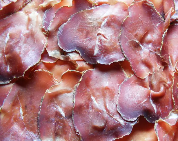 Foto von Mocetta (Motsetta) – Luftgetrockneter Alpenschinken aus dem Aostatal – fertig angerichtet