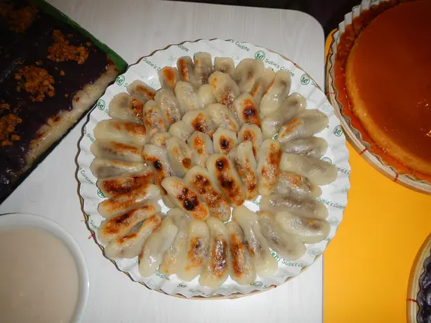 Foto von Moche – Pampangueño Klebreisbällchen in Kokos-Sauce – fertig angerichtet
