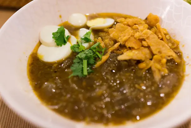 Foto von Mohinga – Burmas legendäre Fischsuppe mit Reisnudeln – fertig angerichtet