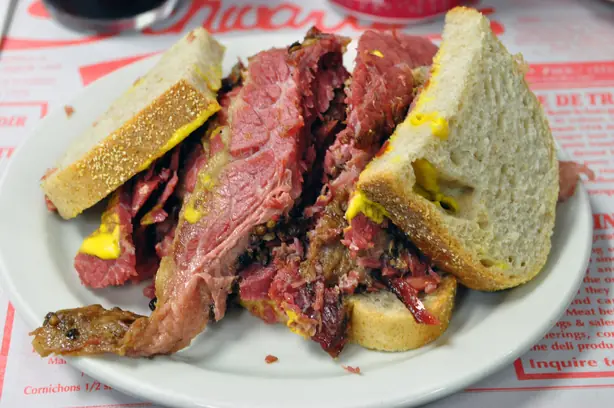 Foto von Montreal-style Smoked Meat – Das legendäre kanadische Rauchfleisch – fertig angerichtet