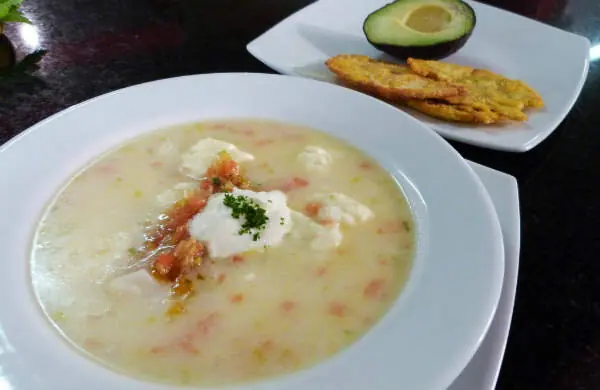 Foto von Mote de Queso – Cremige kolumbianische Yamswurzel-Käse-Suppe – fertig angerichtet