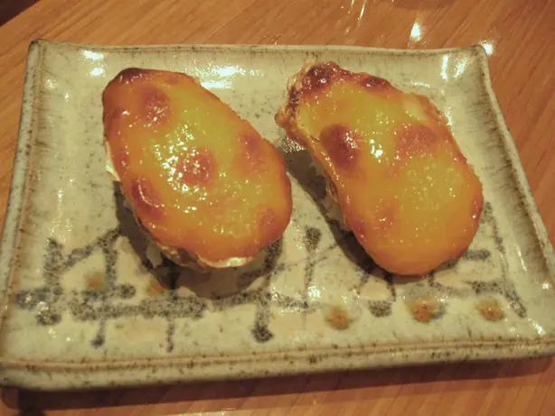 Foto von Motoyaki - Gratinierte Meeresfrüchte nach japanischer Art – fertig angerichtet