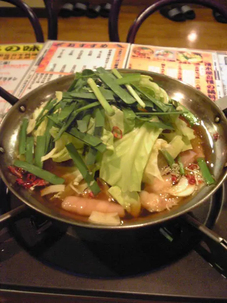 Foto von Motsunabe – Japanischer Innereien-Eintopf mit Kohl und Schnittlauch – fertig angerichtet