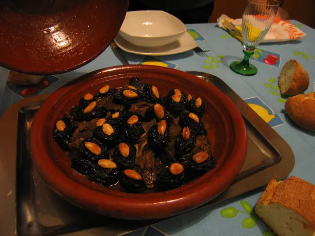 Foto von Mrouzia – Marokkanische Lamm-Tajine mit Honig und Mandeln – fertig angerichtet