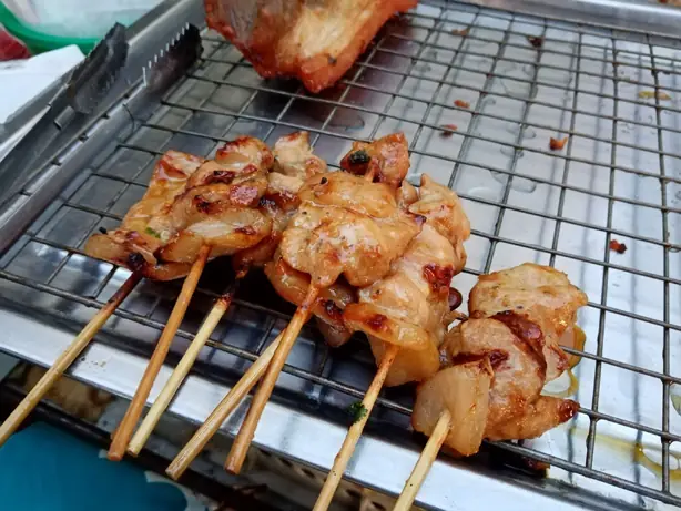 Foto von Mu Ping - Thailändische Schweinefleischspieße – fertig angerichtet