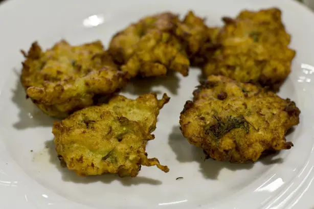 Wikipedia-Bild - Zucchini_Fritters_-_Lunch_at_Yanyali_Fehmi_Lokantasi_(6421047753).jpg - Foto: William Neuheisel from DC, US - CC BY 2.0