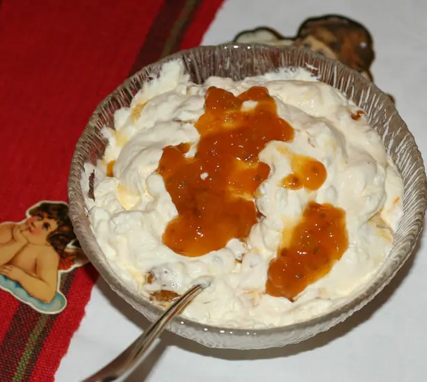 Foto von Multekrem - Norwegische Moltebeer-Creme – fertig angerichtet