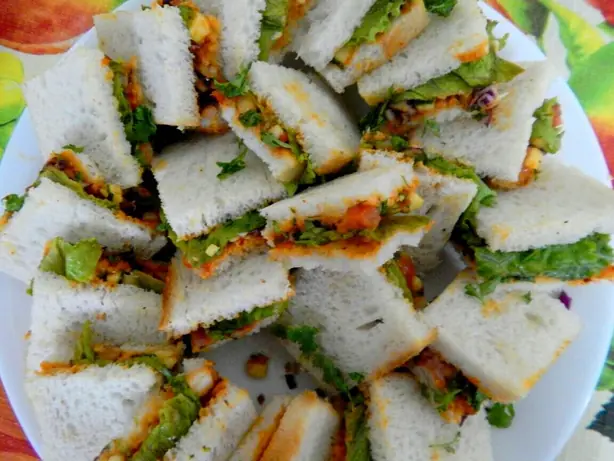 Foto von Mumbai Gemüse-Sandwich (Bombay Sandwich) – fertig angerichtet