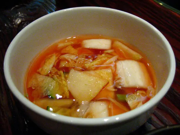 Foto von Nabak-kimchi (Erfrischendes koreanisches Wasser-Kimchi) – fertig angerichtet