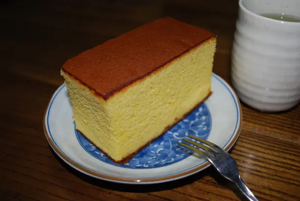 Foto von Nagasaki Kasutera – Der goldene japanische Honigkuchen – fertig angerichtet