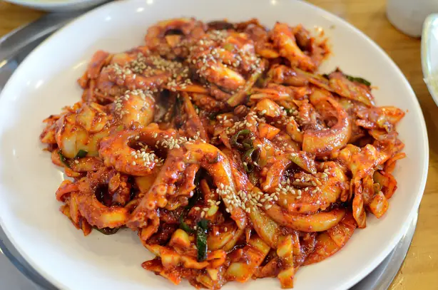 Foto von Nakji-Bokkeum – Feurig scharfer koreanischer Oktopus – fertig angerichtet
