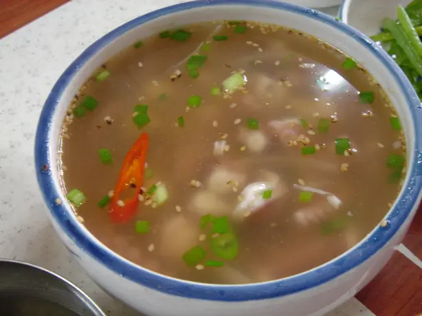 Foto von Nakji-yeonpo-tang – Klare koreanische Oktopussuppe – fertig angerichtet