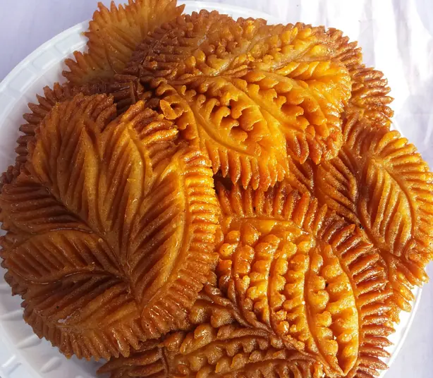 Foto von Nakshi Pitha - Bengalische Kunst-Reiskuchen – fertig angerichtet