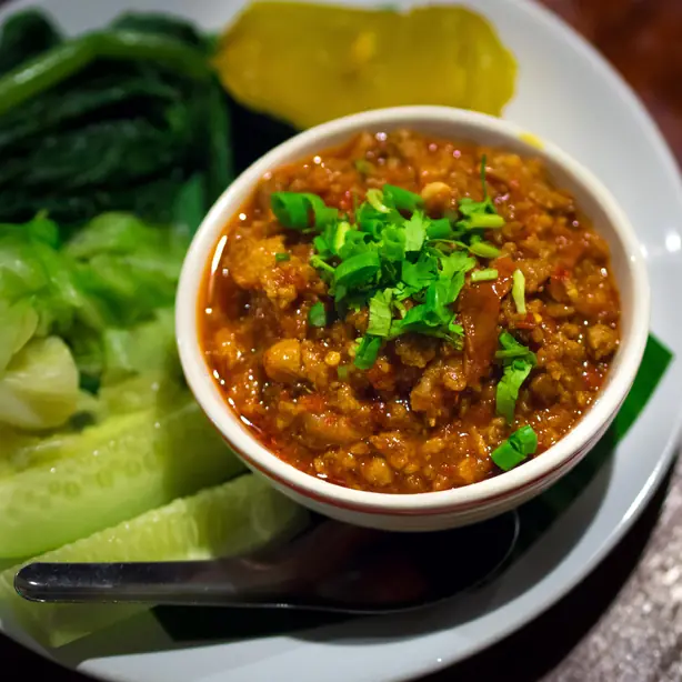 Foto von Nam Phrik Ong (Nordthailändischer Tomaten-Hackfleisch-Dip) – fertig angerichtet