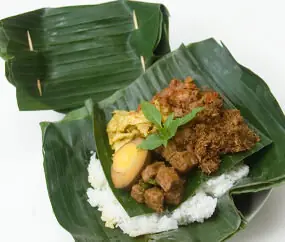 Foto von Nasi Bogana - Indonesisches Festmahl im Bananenblatt – fertig angerichtet