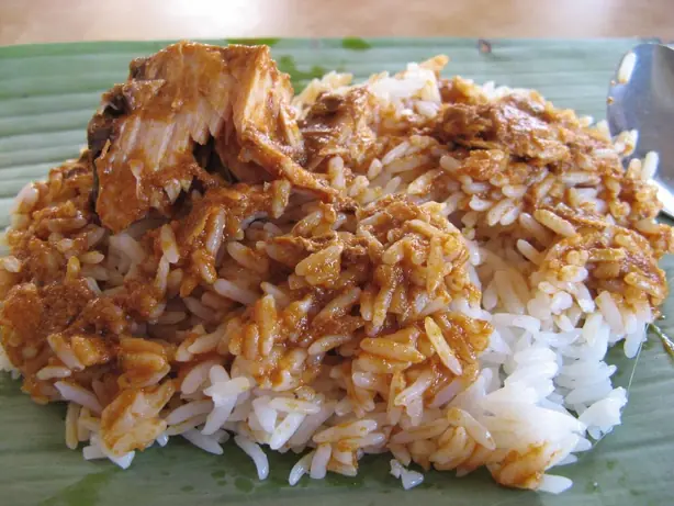 Foto von Nasi Dagang – Der aromatische Händler-Reis aus Malaysia – fertig angerichtet