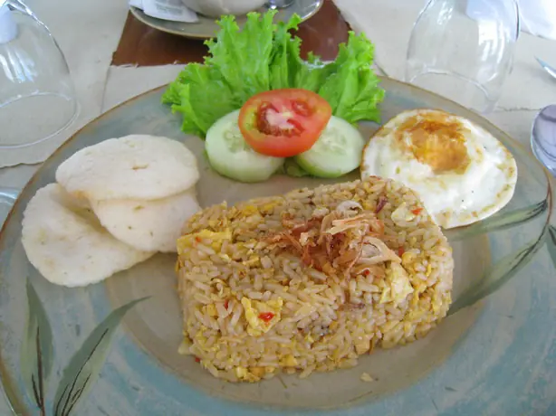 Foto von Nasi Goreng Jawa - Der würzig-süße Klassiker aus Java – fertig angerichtet