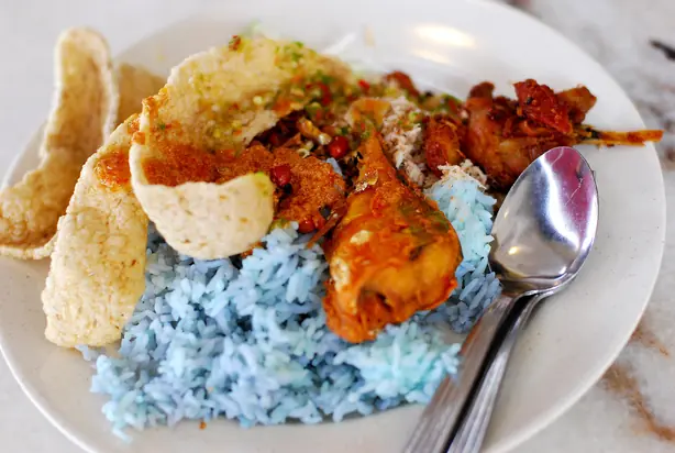 Foto von Nasi Kerabu - Malaysias legendärer blauer Kräuterreis – fertig angerichtet