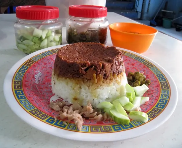 Foto von Nasi Tim - Indonesischer gedämpfter Hühnchenreis – fertig angerichtet
