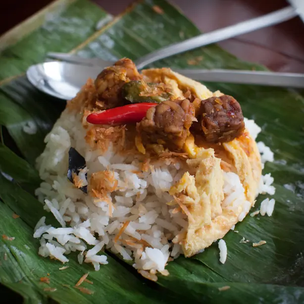 Wikipedia-Bild - Nasi_uduk_netherlands.jpg - Foto: Takeaway - CC BY-SA 3.0