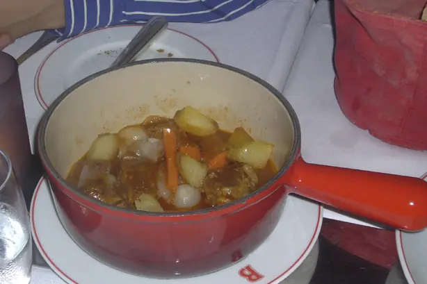 Foto von Navarin d'Agneau Printanier – Französisches Lammragout mit Frühlingsgemüse – fertig angerichtet