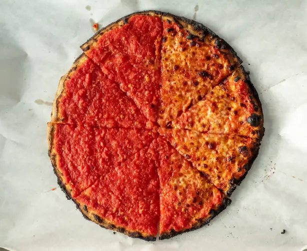 Foto von New Haven-Style Apizza - Der rauchige Klassiker aus Connecticut – fertig angerichtet