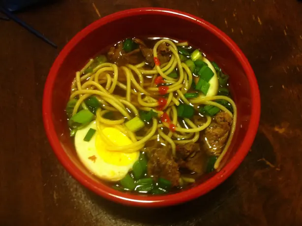 Foto von New Orleans Yaka Mein (Old Sober) – fertig angerichtet