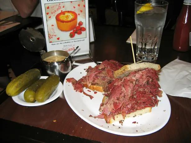 Foto von New York-Style Pastrami – Der Deli-Klassiker – fertig angerichtet
