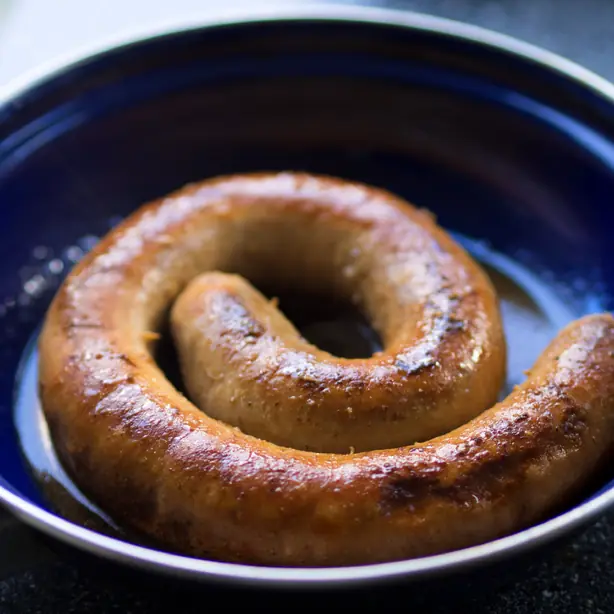 Foto von Niederländische Verse Worst (Frische Bratwurst) – fertig angerichtet