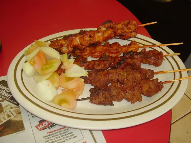 Foto von Nigerianisches Suya (Hausa-Grillspieße) – fertig angerichtet