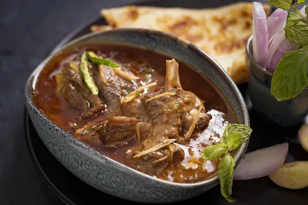 Foto von Nihari - Der legendäre Mogul-Eintopf mit butterzartem Fleisch – fertig angerichtet