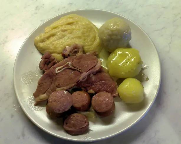 Foto von Norwegische Kartoffelklöße (Raspeball) – fertig angerichtet
