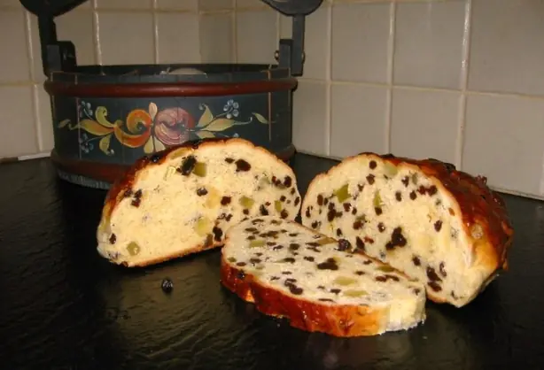 Foto von Norwegischer Julekake - Das festliche Weihnachtsbrot mit Kardamom – fertig angerichtet