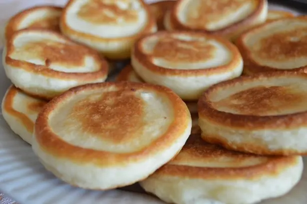 Foto von Oladyi – Fluffige russische Kefir-Pfannkuchen – fertig angerichtet