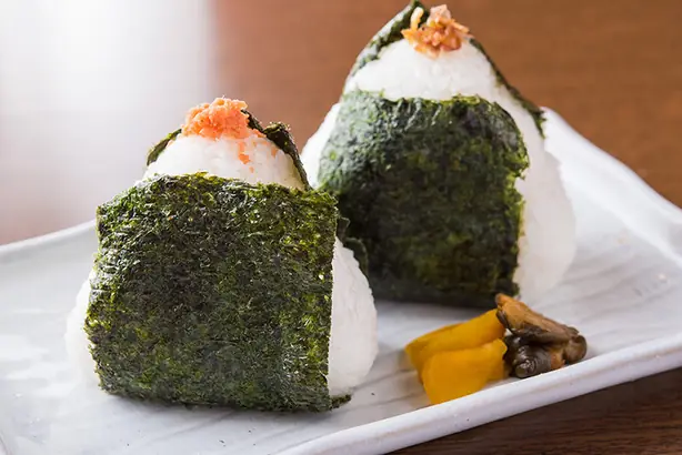 Foto von Onigiri (Japanische Reisbällchen) - Der klassische Bento-Snack – fertig angerichtet