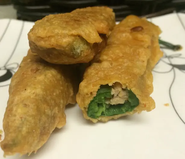 Foto von Onion Bhaji - Knusprige indische Zwiebel-Fritters – fertig angerichtet