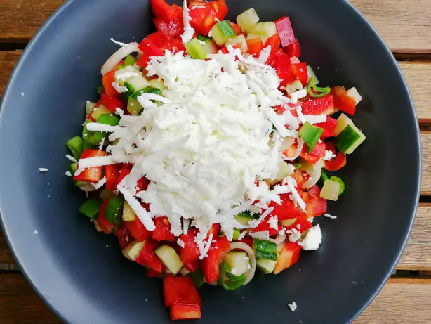 Foto von Original Bulgarischer Schopska-Salat – fertig angerichtet
