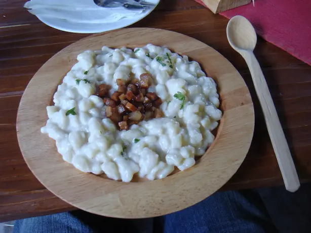 Foto von Original Halušky - Slowakische Kartoffelnocken mit Bryndza und Speck – fertig angerichtet