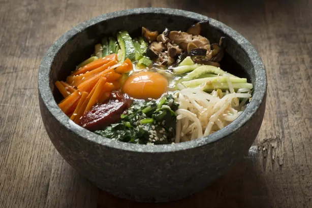 Foto von Original Jinju Bibimbap mit Yukhoe (Koreanisches Rindertartar) – fertig angerichtet