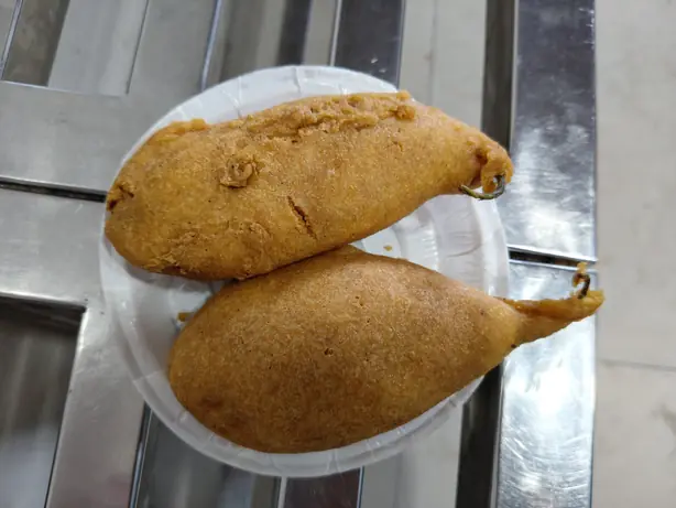 Foto von Original Jodhpuri Mirchi Bada – Gefüllte Chili-Krapfen – fertig angerichtet