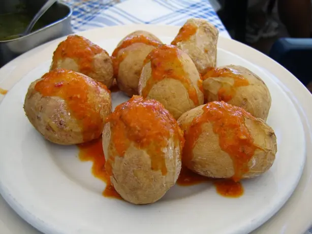 Foto von Original Kanarische Mojo Rojo (Rote Mojo Sauce) – fertig angerichtet