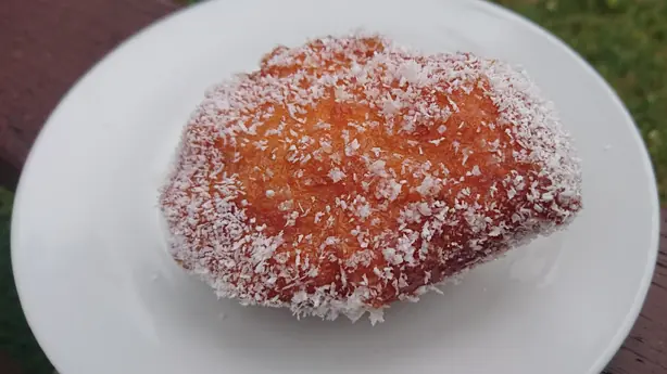Foto von Original Kap-Malaiische Koe'sister - Würzige Kokos-Krapfen – fertig angerichtet