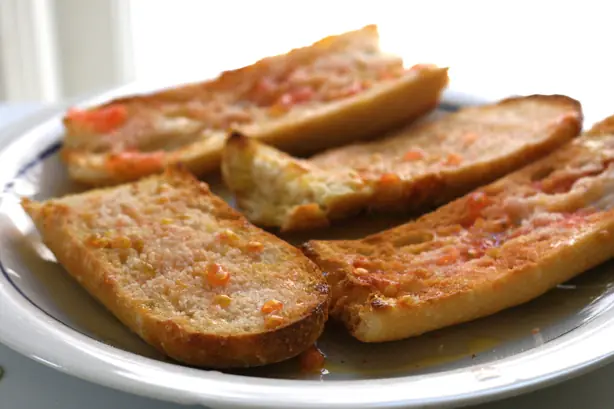 Foto von Original Katalanisches Pa amb tomàquet (Tomatenbrot) – fertig angerichtet