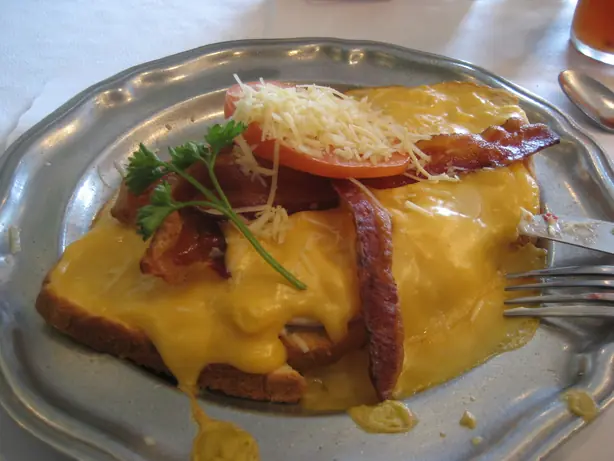 Foto von Original Kentucky Hot Brown – Der legendäre überbackene Sandwich-Klassiker – fertig angerichtet