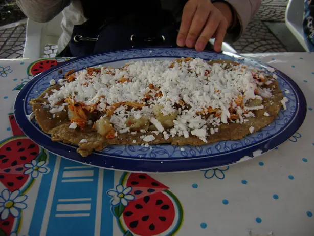 Foto von Original Mexikanische Huaraches – Knusprige Maisfladen mit Bohnenkern – fertig angerichtet