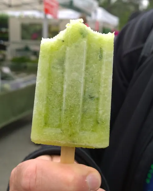 Foto von Original Mexikanische Paletas de Mango con Chile - Fruchtige Eis am Stiel – fertig angerichtet