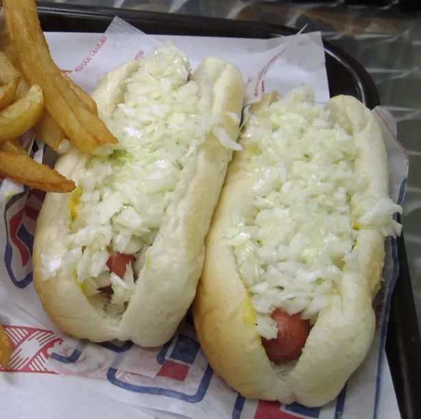 Foto von Original Montreal Hot Dog (Steamé & Toasté) – fertig angerichtet