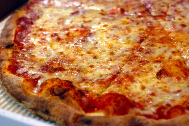 Foto von Original New York Style Pizza – Der faltbare Klassiker für Zuhause – fertig angerichtet